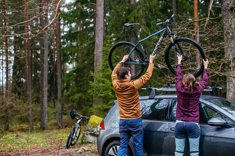 Par med cykel på taket 2_small
