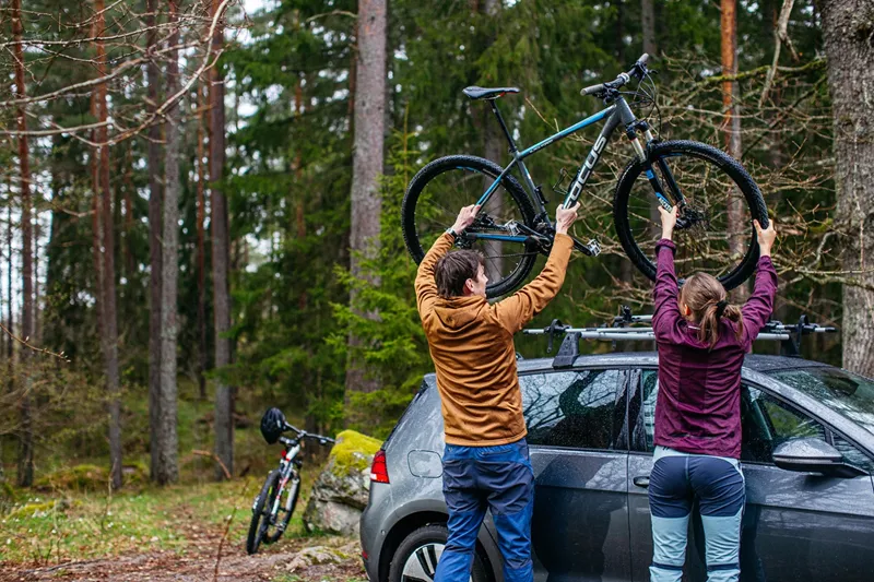 Par med cykel på taket 2_small