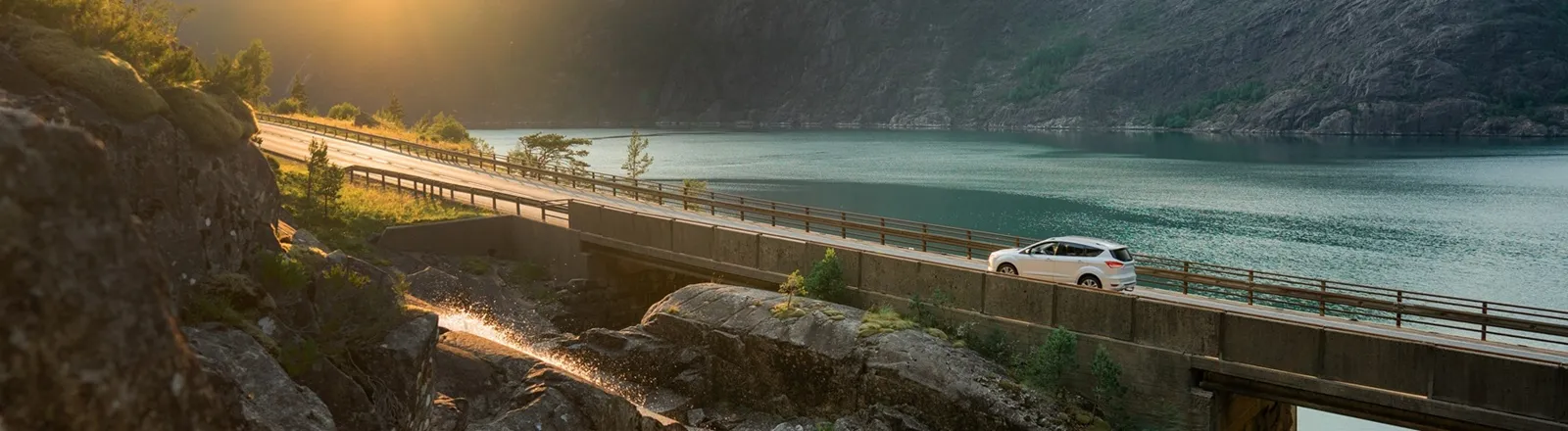 Bil på bro vatten_small_wide