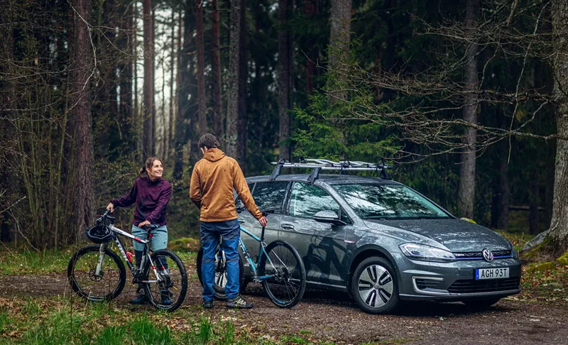 Par bredvid bil med cyklar_small